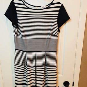 Super cute CLASSIC black and white pleated short sleeve dress 🖤🤍